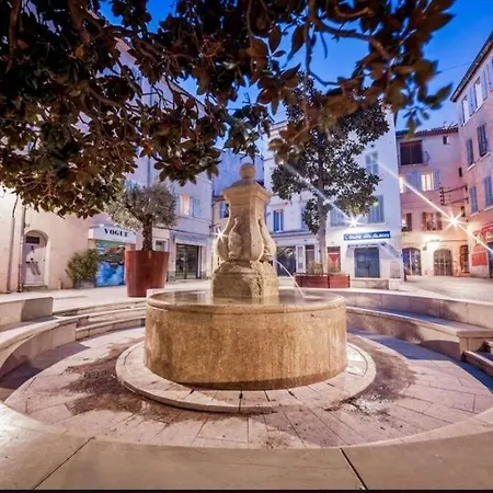 Apartamento Studio Cosy Sur La Plus Jolie Place+parking Prive *